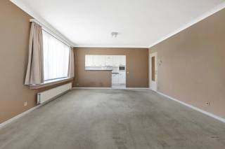 Dit charmant appartement is gelegen in een rustige en groene straat in Borsbeek, dichtbij scholen, winkels en openbaar vervoer. Het gebouw werd gebouwd in 1991 en beschikt over een praktische indeling met twee ruime slaapkamers. <br /><br />Via de hal komt u binnen in de ruime leefruimte met veel natuurlijke lichtinval. De open verbinding met de keuken zorgt voor een vlotte doorstroming en een gezellig geheel. Vanuit de hal heeft u ook toegang tot de twee slaapkamers en de badkamer, uitgerust met een bad met douche en een aansluiting voor uw wasmachine.<br /><br />Het appartement beschikt tevens over een terras en een garagebox. Deze is inbegrepen in de prijs. <br /><br />Pluspunten<br />+ Rustige en groene ligging <br />+ Ruime leefruimte met veel natuurlijke lichtinval<br />+ 2 ruime slaapkamers<br />+ Garagebox inbegrepen in de prijs<br />+ Lage vaste kosten (€75 per maand)<br />+ Private gelijkvloers berging aanwezig<br />+ Deels te renoveren<br /><br />Interesse? Neem gerust contact op met VB Vastgoed via 03 337 50 70 of via info@vbvastgoed.be.