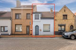 Op zoek naar een instapklare woning te koop in Nieuwpoort? Deze volledig gerenoveerde rijwoning met 2 slaapkamers en gezellige stadskoer is rustig gelegen in de Emiel Coppietersstraat, op korte afstand van het stadscentrum. Winkels, bakker, school en openbaar vervoer bevinden zich op wandelafstand, waardoor je hier geniet van een uitstekende combinatie van rust en bereikbaarheid.<br /><br />Indeling:<br />- Inkomhal (6 m²)<br />- Lichtrijke leefruimte (31 m²) met open, volledig uitgeruste keuken voorzien van een koelkast met diepvriesvakje, microgolfoven, oven en keramische kookplaat<br />- Badkamer (6 m²) met ligbad, lavabo en toilet<br />- Praktische buitenberging (17 m²) met aansluiting voor een wasmachine<br />- Gezellige, onderhoudsvriendelijke stadskoer (12 m²)<br /><br />Eerste verdieping:<br />- Nachthal<br />- Slaapkamer 1 (12 m²)<br />- Slaapkamer 2 (7 m²)<br /><br />Daarnaast beschikt de woning over een kelder, ideaal als extra berg- of voorraadruimte.<br /><br />Troeven<br />- Instapklaar en gerenoveerd<br />- Rustige ligging nabij het centrum van Nieuwpoort<br />- Winkels, school, bakker en openbaar vervoer op wandelafstand<br />- Conforme elektrische installatie<br />- Nieuw dak en dakisolatie (2016)<br />- Ideaal als eigen woning, tweede verblijf of investering<br /><br />Ben je op zoek naar een instapklare woning met 2 slaapkamers en stadskoer te koop in Nieuwpoort? Contacteer ons vandaag nog voor meer informatie of plan een bezoek en ontdek zelf de troeven van deze charmante woning.<br /><br />Bestuursmaatregelen in het maatregelenregister: nee
