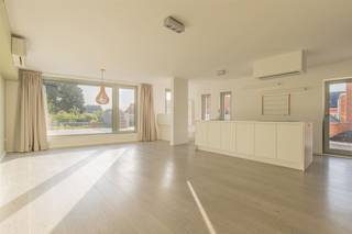 Op zoek naar ruimte, comfort en een rustige woonomgeving? Deze verrassend ruime en instapklare triplexwoning/appartement combineert het gevoel van...