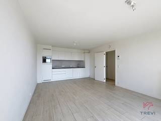 <p><strong>EVERE</strong>, à proximité de l'OTAN. Bel appartement NON-MEUBLE de ± 62 m² avec un balcon de ± 4 m², situé au 8ème étage d'un immeuble de 2017:</p>
<br /><strong><span>Au 1er étage</span></strong><br />
<ul>
<li>Hall d'entrée</li>
<li>Séjour de ± 30m² avec accès balcon de ± 4m²</li>
<li>Cuisine américaine équipée (frigo, four, lave-vaisselle, taques cuisson vitrocéramique)</li>
<li>Chambre 1 de ±14m²</li>
<li>SDB (machine à laver et sèche-linge inclus)</li>
<li>WC séparé</li>
</ul>
<strong><span>Au sous-sol </span></strong><br />
<ul>
<li>Cave n°79 (-2)</li>
<li>Emplacement de parking intérieur n°45 (-2)</li>
<li>Local vélos – Local poubelles</li>
</ul>
Provision gaz : HMS + <br />PEB : C+<br /><br /><strong><span>Divers</span></strong><br />
<ul>
<li>Etat des lieux d'entrée : 181,50€</li>
<li>Assurance abandon de recours : 100€/an</li>
<li>Frais de déménagement : 50€</li>
</ul>