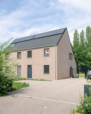 <p><span>W</span><span>AASMUNSTER </span><span>- Moderne Nieuwbouwwoning met landelijk uitzicht in Waasmunster</span></p><p><span> </span></p><p><span>Welkom in deze prachtige, nieuwbouw woning gelegen in het landelijke Waasmunster. </span></p><p><span>Dit eigentijdse pand biedt een perfecte combinatie van comfort, stijl en ruimte, ideaal voor gezinnen die op zoek zijn naar kwaliteit en mogelijkheden.</span></p><p><span> </span></p><p><span>BIJZONDERE TROEVEN IN EEN NOTENDOP</span></p><ul><li><span>Nieuwbouwwoning met hoogwaardige afwerking</span></li><li><span>Rustig en prachtig gelegen locatie in Waasmunster</span></li><li><span>Energievriendelijke woning - E-peil <30</span></li><li><span>Grote, zonnige tuin - perceel van maar liefst</span><span> 1.038 m²</span></li></ul><p><span> </span></p><p><span>WOONRUIMTE EN INDELING</span></p><p><span>De woning beschikt over een bewoonbare oppervlakte van 168 m², verdeeld over meerdere niveaus.<br />Op het gelijkvloers bevindt zich een ruime en lichtrijke open woon- en eetruimte met een moderne, volledig uitgeruste witte keuken, afgewerkt met kwalitatieve materialen. Grote raampartijen zorgen voor een overvloed aan natuurlijk licht en bieden een aangenaam zicht op de tuin.</span></p><p><span> </span></p><p><span>Verder is er een praktische berging voorzien, uitgerust met alle technieken: een lucht/water warmtepomp met vloerverwarming én koeling, 10 zonnepanelen en een ventilatiesysteem D.</span></p><p><span>Dankzij deze duurzame technieken geniet de woning van een zeer laag E-peil (E-peil 1!)/</span></p><p><span> </span></p><p><span>SLAAPKAMERS EN SANITAIR</span></p><p><span>De woning beschikt over drie volwaardige slaapkamers, telkens voorzien van grote ramen die zorgen voor veel lichtinval en een mooi uitzicht op het omliggende groen.<br />De zolder biedt bijkomende mogelijkheden, zowel als bergruimte als voor verdere inrichting. <br /><br />De badkamer is modern ingericht en uitgerust met een inloopdouche, ligbad en dubbele lavabo. Zowel boven als beneden beschikt de woning over een apart toilet. </span></p><p><span> </span></p><p><span>BUITENRUIMTE </span></p><p><span>Het perceel van 1.038 m² is ruim! De tuin is bijzonder diep en geeft bovendien nog eens toegang tot een achterliggend bosperceel via een poortje.<br />Ook op het ruime en zonnige terras geniet u in alle rust van de omgeving. </span></p><p><span> </span></p><p><span>LOCATIE EN VOORDELEN</span></p><p><span>Gelegen in het groene Waasmunster combineert deze woning het beste van twee werelden: de rust en ruimte van het platteland, met een vlotte bereikbaarheid van voorzieningen en verbindingswegen.<br />De moderne architectuur, met een stijlvolle bakstenen gevel en hedendaagse dakafwerking, sluit perfect aan bij de huidige woonwensen. </span></p><p><span> </span></p><p><span>Deze woning vormt een unieke opportuniteit voor gezinnen die op zoek zijn naar ruimte, comfort en energiezuinig wonen. Bovendien hoeft u niet het hele bouwproces af te wachten maar kan u direct verhuizen!</span></p><p><span> </span></p><p><span>E-peil 1</span></p><p><span>Vraagprijs: 535.000 excl. btw - </span><span>647.350 incl. 21% btw </span></p><p><span> </span></p><p><span>Contacteer Axel Lenaerts Waasland voor een bezoek ter plaatse - 03.256.29.55 of laura@axellenaerts.be</span></p>