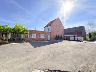 Ontdek deze <strong>ruime woning met geïsoleerde loods 500m² in Heule/Kortrijk,</strong> ideaal gelegen nabij Kortrijk en perfect voor wie wonen en werken wil combineren. Met <strong>4 slaapkamers</strong>, een <strong>afzonderlijke bureauruimte</strong> en een ruime <strong>loods</strong> biedt deze woning tal van mogelijkheden voor gezinnen, zelfstandigen of hobbyisten. Als kers op de taart beschikt de woning over een <strong>verwarmd zwembad</strong> en een gunstig <strong>EPC-label C</strong> – een unieke combinatie van ruimte, comfort en veelzijdigheid!<br /><br />Indeling: <br />- Gelijkvloers:<br />inkom, eetkamer, keuken, woonkamer, toilet, washok, slaapkamer met badkamer, afzonderlijke bureauruimte<br /><br />- 1e verdiep: <br />slaapkamer en badkamer<br /><br />-2e verdiep:<br />2 slaapkamers<br /><br />Geïsoleerde loods van 500m², tuin met verwarmd zwembad en bar + terras, oprit/koer<br /><br /><strong>Troeven:</strong>
<div>- 4 slaapkamers,<br />- Afzonderlijke bureauruimte,<br />- Loods,<br />- Verwarmd zwembad,<br />- EPC C,<br />- Gunstige ligging<br />- Zonnepanelen(28 loods + 11 woning)<br /> </div>

<div>Opsplitsing loods en woning mogelijk(reeds aparte water-en elektriciteitsmeters)</div>

<div><br /> </div>