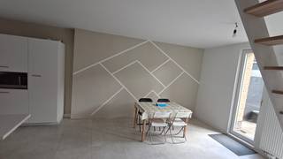 <p>Deze gerenoveerde woning bevindt zich op een steenworp van de rupeldijk. Bij het binnenkomen betreed je de inkomhal, die direct leidt naar de gezellige leefruimte. Praktisch ingericht achter deze ruimte bevindt zich de berging/wasplaats. Aansluitend op de keuken vind je de eetruimte, met voldoende plaats om uitgebreid te tafelen met familie en vrienden. Via de trap bereik je de bovenverdieping. Aan de linkerkant bevindt zich een volwaardige, compacte slaapkamer. Aan de rechterkant ligt een zeer royale slaapkamer, die eenvoudig kan worden opgedeeld in twee volwaardige kinderkamers of een extra hobby-/bureauruimte. Aan de straatkant hebben we nog een gezellig terras, waar het de hele dag zonnig vertoeven is in de zomer. Het privacydoek voorkomt inkijk en garandeert een zorgeloos en beschut gevoel.</p><p>Vaste bezoekdagen Afspraak te maken via mail</p>