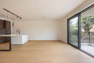 <p>Nieuwbouwappartement met 2 slaapkamers en terras te koop onder REGISTRATIERECHTEN</p><p>Dit nieuwbouwappartement bevindt zich op een uitstekende locatie in Merksem nabij de Bredabaan. Vlotte bereikbaarheid en op wandelafstand van scholen, winkels en openbaar vervoer.</p><p>Indeling: inkomhal met gastentoilet, via moderne glazen deur naar lichte leefkamer op parket, volledig ingerichte luxe-keuken met alle toestellen, bijkeuken/technische ruimte, volwaardig terras, 2 slaapkamers aan de voorzijde, badkamer met instapdouche en 2de toilet.</p><p>Extra's:</p><p>- Verkoop nieuwbouw onder registratierechten</p><p>- Super-energiezuinige appartementen: zonnepanelen, volledige geïsoleerd, vloerverwarming,…</p><p>- Lage algemene kosten!</p><p>Info/bezoek: 03/283 83 00 - noord@sinjoor.be<br /> </p>