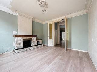 Achter de charmante gevel van deze woning, schuilt een mooi renovatieproject.De woning heeft heel veel potentieel, gezien de brede gevel en de diepte...