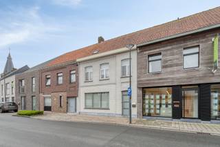 Op de Beversesteenweg in Roeselare-Beveren vinden we deze ruime en veelzijdige tussenwoning terug, ideaal voor wie op zoek is naar een comfortabele gezinswoning met heel wat ruimte. De woning beschikt over drie volwaardige slaapkamers, een garage met uitweg achteraan en een aangename zuidgerichte tuin. Dankzij de gunstige ligging nabij winkels, scholen, openbaar vervoer en de E403 geniet u hier van een perfecte combinatie tussen bereikbaarheid en wooncomfort.<br /><br /><strong>Ligging: </strong>De woning is gelegen in het centrum van Beveren (Roeselare), op wandelafstand van winkels, scholen, apotheek, horeca en openbaar vervoer. Aan de overzijde bevindt zich een bakkerij, wat zorgt voor extra dagelijks comfort. Dankzij de nabijheid van de E403 geniet u van een vlotte verbinding richting Brugge, Kortrijk en omliggende steden.<br /><br /><strong>Indeling van de woning:</strong><br /><u>Gelijkvloers</u>: Via de ruime inkomhal komt u binnen in de woning, met toegang tot de gezellige woonkamer en aparte eetplaats. Vanuit de eetplaats bereikt u het gastentoilet. Verder biedt de inkomhal toegang tot de keuken met bijkomende eetruimte. De keuken geeft uit op de zuidgerichte stadstuin. Daarnaast is de garage zowel via een aparte inrit achteraan als via de keuken bereikbaar.<br /><u>Eerste verdiepin</u>g: Op de eerste verdieping bevindt zich de ruime badkamer, voorzien van een dubbel lavabomeubel, ligbad, apart toilet en aansluiting voor wasmachine en droogkast. Enkele treden hoger (via een kleine trap) bereikt u de nachthal met drie ruime slaapkamers.<br /><u>Zolderverdieping</u>: De ruime zolder is bereikbaar via een vaste trap en kan perfect ingericht worden als vierde slaapkamer, hobbyruimte of extra bergruimte.<br /><u>Buitenruimte</u>: De woning beschikt over een gezellige, zuidgerichte stadstuin waar u volop kan genieten van zon en rust.<br /><br /><strong>Troeven:</strong>
<ul>
<li>Zeer ruime tussenwoning met 3 slaapkamers.</li>
<li>Garage met uitweg achteraan.</li>
<li>Zuidgerichte stadstuin.</li>
<li>Centrale ligging dichtbij winkels, apotheek, horeca en zoveel meer.</li>
<li>Veel opslagruimte dankzij garage en zolderruimte.</li>
<li>Vlotte bereikbaarheid nabij E403 en openbaar vervoer.</li>
</ul>
<br /><strong>Interesse? </strong>Contacteer ons kantoor voor meer informatie of plan een vrijblijvend bezoek via 051/201.400 of info@dicasa.be.