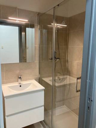 Bent u op zoek naar een betaalbaar tweede verblijf aan zee, een slimme investering of een gezellige uitvalsbasis aan de Belgische kust? Dan is deze verzorgde studio in het hart van Middelkerke precies wat u zoekt.<br /><br />Gelegen op de tweede verdieping, op slechts enkele minuten wandelen van de Zeedijk, het strand, winkels en gezellige horecazaken, geniet u hier van een uitstekende ligging waar alles binnen handbereik ligt.<br /><br />De lichtrijke leefruimte zorgt voor een aangename en warme woonbeleving. De aparte keuken biedt alle mogelijkheden om comfortabel te koken, terwijl de badkamer uitgerust is met een douche, wastafel en toilet. Bovendien is een privatieve kelder inbegrepen, ideaal voor extra bergruimte.<br /><br />Met een gunstig EPC-label B is deze studio bovendien energiezuinig en onmiddellijk instapklaar. Dankzij de centrale ligging en praktische indeling vormt dit appartement een uitstekende keuze als tweede verblijf, vakantieverhuur of investering met mooi verhuurpotentieel.<br /><br />Troeven:<br /><br />Op wandelafstand van de Zeedijk en het strand.<br />Centrale ligging nabij winkels, restaurants en openbaar vervoer.<br />Lichtrijke leefruimte.<br />Aparte keuken.<br />Badkamer met douche, wastafel en toilet.<br />Privatieve kelder inbegrepen.<br />Energiezuinig (EPC-label B).<br />Ideaal als investering, tweede verblijf of compacte vaste woonst.<br /><br />Interesse? Contacteer ons vandaag nog voor meer informatie of een bezoek en ontdek zelf de charme van deze gezellige studio in Middelkerke.