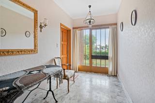 Deze te renoveren gelijkvloerse woning is uitstekend gelegen nabij het centrum van Vosselaar, op een ruim perceel van ca. 1.274 m². Dankzij de ligging, de grote tuin en de vele mogelijkheden vormt deze woning een ideale opportuniteit voor wie op zoek is naar een renovatieproject met potentieel.<br /><br />Bij het betreden van de woning komt u in de inkomhal, die toegang biedt tot de lichtrijke leefruimte en de geïnstalleerde keuken.<br /><br />Via de nachthal bereikt u drie slaapkamers, een apart toilet en een badkamer. Daarnaast beschikt de woning over een ruime wasplaats, een praktische kelder en een bergzolder die extra opbergruimte biedt.<br /><br />Achteraan bevindt zich de royale tuin, waar u in alle rust kunt genieten van het buitenleven. Bovendien is er een vrijstaande garage aanwezig, wat zorgt voor extra bergruimte of parkeergelegenheid.<br /><br />Kortom, een woning met tal van mogelijkheden op een toplocatie, ideaal voor wie deze naar eigen smaak en wensen wil renoveren.