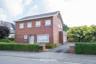 Een perfect onderhouden, statige gezinswoning op een goeie ligging!<br /><br />Een open bebouwing met inkom, ruime en lichtrijke living, keuken, wc, praktische wasplaats, 3 slaapkamers, badkamer, zolder, afzonderlijke garage en leuke tuin met tuinhuis.<br /><br />Een rustige ligging in Kuurne met vlotte verbinding naar handelszaken, openbaar vervoer en stad Kortrijk.<br /><br />Wenst u de woning te bezoeken? Geef ons een seintje op 09/388.53.53 of mailen naar sylvie@immoroba.be. Tot binnenkort!