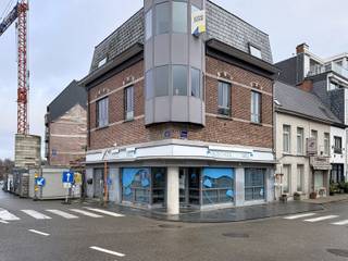 Cet appartement duplex à Geraardsbergen avec 3 chambres est situé face au canal de la Dendre et offre un cadre de vie agréable. Situé au...
