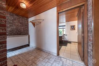 Vandaag nemen we je mee naar deze unieke woning op een ruim perceel, waar rust, authenticiteit en tal van mogelijkheden samenkomen. Deze woning bevindt zich op een vlotte afstand van winkels, scholen en openbaar vervoer. Op wandelafstand vinden we de Scheldedijk, waar je kan genieten van een rustige wandeling.<br /><br />We komen binnen via een ruime inkomhal die toegang geeft tot enerzijds het gastentoilet en anderzijds de lichtrijke leefruimte met aansluitend de keuken die een prachtig zicht biedt op de tuin. Verder is het gelijkvloers voorzien van een garage, bureauruimte en een praktische berging.<br /><br />De authentieke trap in de leefruimte geeft toegang tot de nachthal op de eerste verdieping waar zich drie ruime slaapkamers en een badkamer voorzien van een douche, bad en dubbele lavabo bevinden. Verder is de nachthal voorzien van een apart toilet.<br /><br />Via de uitvouwbare trap in de nachthal betreden we de ruime zolder van maar liefst 73 m². Deze doet dienst als opbergruimte maar wij zien hier alvast tal van mogelijkheden door zijn grote ruimtes en hoge plafonds.<br /><br />Via het schuifraam in de keuken betreden we de zuidgerichte tuin. Hier kan je alvast genieten van het zonnetje met een aperitief in de hand.<br />De tuin is voorzien van een tuinhuis.<br /><br />De woning geniet telkens van voldoende lichtinval door de grote raampartijen.<br />De garage biedt parkeergelegenheid.<br /><br />Heb je interesse in deze ruime woonst op een rustige locatie in Sint-Amands?<br />Neem gerust contact op via roy@julimmo.be of 0498 62 74 71.