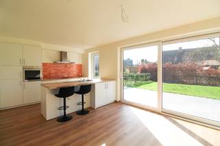 Deze recente nieuwbouwwoning langs de Hooiopperstraat in Sijsele combineert modern wooncomfort, energiezuinigheid en een rustige ligging.Dankzij...