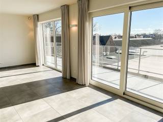 Appartement récent d'une chambre à coucher avec grande terrasse à la gare de Waregem INDELINGVous entrez dans l'appartement par le hall d'entrée avec...