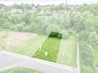 We bouwen deze nieuwe woning in Asse, Den Hul. Je woont er in een rustige, doodlopende straat op wandelafstand van het centrum met winkels, scholen en openbaar vervoer. Via de E40 geniet je van een goede verbinding. Bovendien woon je hier op slechts 30 minuten van Brussel. Deze charmante, halfopen nieuwbouwwoning beschikt over: een inkomhal, een toilet, een ruime woon- en eetkamer met aansluitend een -naar eigen keuze ingerichte- open keuken, een inpandige garage en een mooie tuin. Op de verdieping bevinden zich: 3 slaapkamers, een functionele badkamer, een afzonderlijk toilet en een zolder. Je kiest zelf de afwerkingsmaterialen voor keuken, badkamer, vloeren en binnendeuren. Zo kan je jouw nieuwe woning volledig inrichten volgens jouw smaak. Het gebruik van een warmtepomp, in combinatie met vloerverwarming en zonnepanelen zorgt ervoor dat jouw toekomstige energiefactuur onder controle blijft (E10).