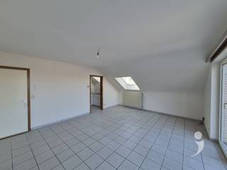 <p><span>Op de derde verdieping van het flatgebouw vinden we dit mooie recent regenoveerde dakappartement terug. </span></p><p><span>De ligging is perfect voor wie vlak bij Leuven en het openbaar vervoer naar de andere grootsteden wilt wonen. </span></p><p><span>Dit appartement is 65m² groot en heeft een splinternieuwe badkamer ( bad, douche, wc en wastafel ) en een handige tevens splinternieuwe keuken met wastafel, een kookvuur en dampkap. </span></p><p><span>Er is een ruime slaapkamer met ruimte voor grote kleerkasten en er is ook nog een extra opslagruimte langs een luik. </span></p><p><span>Het terras is zowel via de leefruimte als via de slaapkamer bereikbaar. </span></p><p><span> </span></p><p><span>In de ruime kelder kan een wasmachine staan. </span></p><p><span>Achter het gebouw is er een privé parking inclusief in de huurprijs. </span></p><p><span>Dit appartement is gelegen op slechts 5 minuten fietsen van het station van Leuven. </span></p><p><span>Aparte meters, Centrale verwarming op gas. Deze ketel is recent nog vervangen met een zuiniger model. </span></p><p><span>Vliegenramen aanwezig.</span></p><p><span>Maandelijkse lasten : 40 Euro per maand. </span></p><p><span>Onmiddellijk beschikbaar!</span></p><p><span> </span></p><p><span>Interesse? Vraag uw bezoek aan via onze website!</span></p>