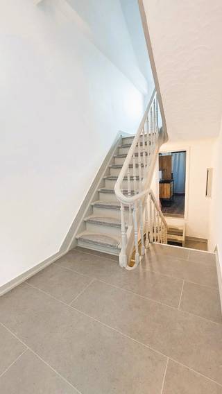 Wonen in alle comfort op een centrale locatie aan de stadsrand van Oostende?<br /><br />Dit volledig gerenoveerde duplex appartement combineert ruimte, licht en een uitstekende ligging.<br />Bewoonbare oppervlakte van 113m²<br /><br />Kleinschalig gebouw met slechts 2 entiteiten en geen algemene lasten.<br /><br />Indeling: Inkomhal met trap naar de verdiepingen.<br />Op het tussenverdiep een moderne badkamer met ligbad combinatie douche + lavabomeubel en toilet.<br />Een technische berging met aansluitingen voor de wasmachine.<br /><br />De lichtrijke woonkamer kijkt uit op het kanaal en de moderne uitgeruste keuken met eetplaats vormt het hart van de woonst.<br />Tevens een ruim zonneterras<br /><br />Op de bovenverdieping bevinden zich 3 slaapkamers en een apart toilet.<br /><br />Dankzij de grondige renovatie, de nieuwe PVC-ramen en de centrale verwarming op aardgas is dit appartement<br />volledig klaar voor haar nieuwe eigenaar.<br /><br />Extra troeven:<br />* Volledig gerenoveerd en instapklaar<br />* 3 slaapkamers<br />* Zonneterras en open zicht op het kanaal<br />* Kleinschalige residentie zonder algemene kosten<br />* Conforme elektrische installatie<br />* Asbestveilig en EPC Label C ( nieuwe epc in aanvraag na renovatie ) <br /><br />Een ideale woonst voor gezinnen, starters of investeerders die op zoek zijn naar een ruim appartement zonder zorgen.<br />Laat u verrassen door de ruimte, de lichtinval en het aangename wooncomfort van deze topper!<br /><br />Scherpe vraagprijs van 229.000 euro <br /><br /><br /><br />