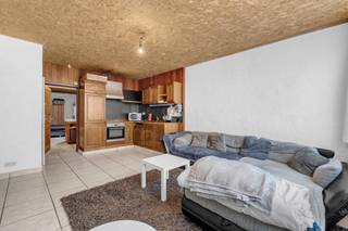 Instapklaar appartement met uitstekende energiescore (EPC A) gelegen in de Savooistraat 33 te Ninove. Dit lichtrijke appartement is momenteel verhuurd aan een zeer correcte en stipte huurder, wat zorgt voor een onmiddellijke maandelijkse opbrengst van €515. Ideaal als zorgeloze investering met stabiel rendement.<br /><br />Het appartement beschikt over een ruime leefruimte met open keuken, een aparte slaapruimte en een praktische badkamer. Dankzij de aanwezige lucht-lucht warmtepompen geniet u zowel van verwarming als koeling, wat het wooncomfort aanzienlijk verhoogt. Bovendien zijn er zonnepanelen aanwezig, wat resulteert in lage energiekosten en een uitstekende EPC-score A.<br /><br />Extra troeven:<br /><br />* Conforme en energiezuinige investering<br />* EPC A<br />* Warmtepompen (verwarmen &amp; koelen)<br />* Zonnepanelen aanwezig<br />* Goede verhuurbaarheid<br />* Correcte huurder aanwezig<br />* Centrale ligging nabij winkels, openbaar vervoer en invalswegen<br /><br />Interessante opportuniteit voor investeerders die op zoek zijn naar een direct renderend appartement met toekomstgerichte technieken. Of iemand zoekende naar een betaalbare eigen woonst