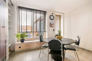 Te Hollebeke, een landelijk dorp op een boogscheut van Ieper, huisvest zich deze ideale starterswoning/ investeringseigendom.<br /><br />De gelijkvloerse verdieping van deze woning werd ingericht in een inkomhal, een ingerichte open leefkeuken met eetruimte, een basis ingerichte badkamer/wasplaats en verschillende praktische bergplaatsen (ruimte onder te trap, kast voor droogkast en koelkast, ...). <br /><br />De eerste verdieping bestaat uit een gezellige leefruimte/zithoek en een aansluitende slaapkamer. <br /><br />Verder geniet deze woning van een gezellige koer met tuinberging en een achteruitgang/zij ingang die ook plaats biedt voor de vuilbakken. <br /><br />Troeven:<br />* Ideale starterswoning/ investeringseigendom<br />* Achteruitgang/ zij ingang<br />* Gezellige zithoek met aansluitende slaapkamer<br /><br />Op zoek naar de ideale starterswoning/ investeringseigendom? Grijp uw kans!