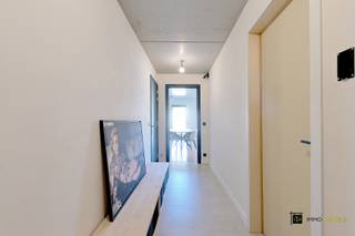 <p><strong>Moderne, energiezuinige woning met tuin in rustige woonwijk</strong></p>
<p>Ideale gezinswoning voor wie modern, energiezuinig en zorgeloos wil wonen.<br /><br />In deze recente en instapklare woning (bouwjaar 2020 – eerste bewoning 2021) met een bewoonbare oppervlakte van ca. 160m² op een perceel van ca. 260m² geniet u van ruimte, licht en rust.<br />Gelegen op het einde van een doodlopende straat in een bijzonder rustige woonwijk, bevindt deze woning zich bovendien op wandelafstand van het centrum, horeca en openbaar vervoer.<br /><br />Gelijkvloers<br />De centrale inkomhal beschikt over de trap naar de bovenverdieping en gastentoilet. Verder door betreedt u een verzorgde en lichtrijke leefruimte, waar een combinatie van laminaat en beige vloertegels zorgt voor een warme en moderne uitstraling. De volledige benedenverdieping is uitgerust met vloerverwarming en strak afgewerkte, wit geschilderde muren met betonnen plafonds. <br />De open, volledig geïnstalleerde keuken met eiland biedt alle hedendaags comfort en is praktisch ingericht, onder meer met dubbele lades en kwalitatieve toestellen. Aansluitend bevindt zich een praktische berging/technische ruimte, dewelke uitgeeft op de oprit en ook terug uitkomt in de inkomhal. <br />Via een groot schuifraam met vliegenraam heeft u directe toegang tot het terras en de tuin, wat zorgt voor een vlotte overgang tussen binnen en buiten.<br /><br />Eerste verdieping<br />Op de eerste verdieping bevindt zich de nachthal die toegang biedt tot:<br />• 3 volwaardige slaapkamers, elk ruim en praktisch in te delen<br />• Een apart toilet <br />• Een badkamer voorzien van lavabo, inloopdouche en handdoekdroger met aansluitingen voor een tweede lavabo<br />De indeling maakt deze verdieping ideaal voor gezinnen of voor wie extra ruimte wenst voor bureau of hobby.<br /><br />Tuin & buitenruimte<br />De woning beschikt over een aangename, volledig omheinde tuin met terras, perfect georiënteerd voor ontspanning en buitenleven. Daarnaast is er een tuinhuis aanwezig. De oprit bevindt zich rechts van de woning en beschikt over een dubbele poort om de tuin te bereiken en ook laadpaal. <br /><br />Troeven<br />• Instapklaar en volledig geschilderde muren<br />• Energiezuinig o.a. dankzij zonnepanelen en airco’s in elke ruimte<br />• Regenwaterrecuperatie (toiletten, wasmachine en buitenkranen)<br />• Dubbele beglazing en kwalitatief PVC-schrijnwerk<br />• Verduistering aan de binnenzijde + vliegenramen<br />• Ventilatiesysteem D<br />• 2 toiletten <br /><br />Ligging<br />Rustig gelegen in een doodlopende straat binnen een woonwijk, met een uitstekende bereikbaarheid en nabijheid van winkels, scholen en openbaar vervoer.</p>