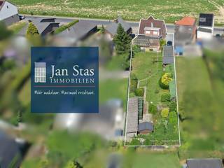 Bent u op zoek naar een woning met karakter &amp; charme op een uitzonderlijk perceel? Dit op een toplocatie nabij Leuven?<br /><br />Welkom in de Wakkerzeelsebaan 10 te Wijgmaal: een knappe open bebouwing met een prachtige tuin van maar liefst 8a78.<br /><br />Van zodra u aankomt voelt u het unieke karakter van deze eigendom. De woning, gebouwd in 1962, werd bijzonder stevig opgetrokken en ademt authenticiteit en charme. Achter de gevel schuilt een woning met veel potentieel. De woning is klaar om door een nieuwe eigenaar naar eigen smaak en wensen gemoderniseerd te worden.<br /><br />De leefruimtes genieten van een aangename lichtinval en vormen de ideale basis voor een warme gezinswoning. Op de verdieping bevinden zich <strong><span>drie volwaardige slaapkamers</span></strong> die voldoende ruimte bieden voor een gezin, een thuisbureau of hobbykamer.<br /><br />Een van de absolute troeven van deze eigendom is zonder twijfel de buitenomgeving. De uitzonderlijk ruime tuin van 878 m² biedt alle mogelijkheden om te ontspannen, te spelen, te tuinieren of kippetjes te houden. Hier geniet u van <strong><span>rust, privacy en een groene omgeving</span></strong>, terwijl Leuven zich op een steenworp afstand bevindt.<br /><br />De ligging is werkelijk uniek. Via het jaagpad langs de Vaart fietst u in amper vijftien minuten naar het centrum van Leuven. Ook Mechelen bereikt u in ongeveer een half uur, volledig langs het water. Een droomlocatie voor fietsers, wandelaars, sportliefhebbers en iedereen die graag woont in een groene omgeving zonder in te boeten aan bereikbaarheid.<br /><br /><strong><span>De grote garage</span></strong> maakt het plaatje compleet en biedt tal van mogelijkheden voor het stallen van voertuigen, fietsen, een werkruimte of hobbyprojecten.<br /><br />Wat deze woning extra bijzonder maakt zijn de vele toekomstmogelijkheden. Dankzij de solide constructie, de ruime volumes en het grote perceel vormt dit de ideale basis voor een grondige renovatie waarbij u een eigentijdse woning kunt creëren die volledig aansluit bij uw wensen.<br /><br />Een unieke kans voor wie op zoek is naar een karaktervolle open bebouwing met een uitzonderlijke tuin en een topligging nabij Leuven. Boek uw bezoek via onze website of neem contact op met Philippe op 0470/308.563.