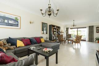 Deze zeer ruime woning met een bewoonbare oppervlakte van maar liefst <strong>342</strong> m² is gelegen op een uitstekende locatie in Kaulille, op een volledig omheind perceel van <strong>1.784 </strong>m².<br />Dankzij de vele recente renovaties geniet u hier van hedendaags comfort, energiezuinig wonen en bijzonder veel leefruimte.<br /><br />De woning beschikt over een ruime inkomhal met aparte vestiaire. De lichtrijke L-vormige leefruimte met natuurstenen vloer biedt een aangename woonbeleving en geeft via een schuifpui rechtstreeks toegang tot het grote overdekte terras. Aansluitend bevindt zich de ruime leefkeuken, eveneens met toegang tot het terras.<br /><br />Verder vinden we op het gelijkvloers , een praktische wasruimte met douchecel en een inpandige garage voorzien van een elektrische sectionale poort en een grote voorraadkelder met technische ruimte<br />Tevens op het gelijkvloers bevinden zich de nachthal, vier volwaardige slaapkamers en een badkamer. Bovendien beschikt de woning op de eerste verdieping over een zeer grote polyvalente ruimte die perfect kan dienen als extra slaapkamers, hobbyruimte, bureau of ontspanningsruimte.<br /><br /><strong>Recente renovaties en energiezuinigheid</strong>
<ul>
<li>Nieuw dak (2022)</li>
<li>Dubbele beglazing (2023)</li>
<li>Zonnepanelen (2023)</li>
<li>Thuisbatterij (2023)</li>
<li>Warmtepomp geplaatst in mei 2026<br /><strong>EPC: 101 kWh/m² – Label B</strong></li>
<li>Elektrische rolluiken aan de voorzijde van de woning</li>
</ul>
<strong>Buitenruimte</strong><br />De tuin is volledig omheind en uitgerust met tal van extra troeven:
<ul>
<li>Vrijstaande garage met elektrische sectionale poort</li>
<li>Overdekt terras met automatische screens en open haard</li>
<li>Elektrische luifel</li>
<li>Elektrische toegangspoort</li>
<li>Grondwaterpomp met sproei-installatie (2 circuits)</li>
<li>Groot tuinhuis</li>
</ul>
<em>Deze eigendom combineert ruimte, comfort, energiezuinigheid en een uitstekende ligging tot een ideale gezinswoning met tal van mogelijkheden.</em>