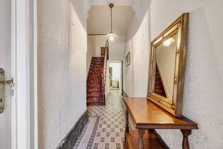 TE RENOVEREN VRIJ DEGELIJKE HALF OPEN BEBOUWING OP BIJNA 300 M2<br /><strong>TOPPER IN ZIJN PRIJSKLASSE </strong><br /><span>Hal, living , keuken met ruimte om in te eten, berging met trap naar zoldergedeelte op achterbouw ( eventueel slaapkamer van te maken ), aparte w.c + badkamer </span><br /><span><strong>1 ste verd </strong>  3 slaapkamers ( 2 ruime 1 kleintje)  <br />Er is ook nog een droge kelder aanwezeig </span><br /><span> Grote garage + tuin  </span><br /><span>Degelijke gevel   <strong>mooie straatbreedte</strong>  </span><br />EPC 683<br /><br /><br /> 