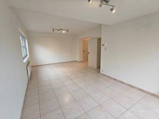 Te huur: Prachtig appartement gelegen in het bruisende centrum van Merchtem. Het appartement beschikt over twee slaapkamers, een woonkamer met open keuken, een badkamer met toilet en ligbad en een handige berging met aansluiting voor was en droogmachine. Daar bovenop kan je genieten van het buitenleven op het gezellige en zeer ruime terras. Het appartement is gelegen op een ideale locatie met winkels, restaurants en openbaar vervoer binnen handbereik. Meer informatie of een bezoek stuur gerust een mail naar Affligem@immoaccenta.be