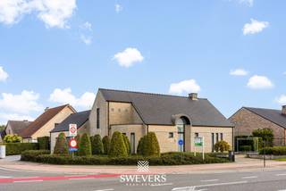 Voor meer info en foto’s, surf naar www.swevers.be – Ruimte, licht en een groene omgeving komen samen in deze instapklare open bebouwing aan de Terlaemenlaan 42 in Heusden-Zolder. De woning uit 2000 biedt 281 m² bewoonbare oppervlakte op een perceel van 9a 28ca en beschikt over EPC-label B. Op het gelijkvloers vind je een ruime inkomhal, apart toilet en een lichtrijke leefruimte van ca. 53 m² met eet- en zithoek. Daarnaast een afzonderlijke bureauruimte naast de woonkamer en één vooraan die kan dienen als vierde slaapkamer. De keuken van ca. 20 m² sluit aan op de wasplaats en berging. De ruime garage biedt extra mogelijkheden, bijvoorbeeld voor een vrij beroep of kangoeroewonen. De eerste verdieping telt drie volwaardige slaapkamers, een badkamer met bad, douche en dubbele lavabo, apart toilet, dressing en berging. Boven de garage bevindt zich een hobbyruimte van ca. 14,5 m² met potentieel als vijfde slaapkamer. Buiten geniet je van een groen perceel met oostelijke en zuidelijke oriëntatie. De woning beschikt bovendien over maatkasten, alarm, rolluiken en zonnewering. De cv-installatie werd in 2023 vernieuwd. De ligging is vlot bereikbaar, met winkels, scholen, openbaar vervoer, natuur en ontspanning in de nabije omgeving. Hasselt bereik je in ca. 15 minuten. Voor meer informatie, bel 011 255 155. Bron bewoonbare oppervlakte: EPC – verslag.