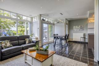 Algemeen:- EPC: 145 kWh/m²- Houten ramen, dubbele beglazing en elektrische rolluiken- Bovenverdieping gebouwd in 2019- Volledig voorzien van maatwerk inbouwkasten- Zonnepanelen met certificaten t.e.m. 2031- Verwarming via aardgas (2 ketels)- Warm water (gecombineerd tussen gas en elektriciteit)- Zonneboiler (voor verdieping)- Regenwaterput (wc's, wasmachines en buitenkranen)- Airco's in de 2 leefruimtes en 2 master bedrooms- Volledig omheind met automatische poorttoegangHet pand heeft vele mogelijkheden. Denk ten eerste aan de kangoeroewoning (momenteel zo in gebruik), maar ook de loods kan verschillende functies dienen zoals hobbyruimte of opslagplaats. De woning en ligging lenen zich tevens uitstekend voor een praktijkruimte in huis zoals kinderopvang, tandarts, groepspraktijken, ... Indeling:Gelijkvloers:- ruime inkomhal met vestiaire met inbouwkasten- grote, lichtrijke leefruimte met zitkuil en gashaard- degelijke keuken, uitgerust met inbouwapparatuur, veel lades en opbergruimte- lichtrijke veranda met eethoek en zithoek met houtkachel- 2 slaapkamers- bureelruimte, om te bouwen naar dressing- gastentoilet- badkamer met ligbad/douchecombi en dubbel meubel- berging/wasplaats- sas met vestiaireVerdieping, toegankelijk via aparte buitendeur aan de zijgevel- ruime leefruimte met open keuken, opnieuw volledig uitgerust- berging/wasplaats- badkamer met douche en bad en dubbel meubel- gastentoilet- 2 slaapkamers - ruim zonneterras met vrij uitzicht op de veldenGedeeltelijk onderkelderdTuin:- ZW oriëntatie- fijne overkapping aan het huis- schaduwterras (achterzijde) en zonneterras (zijkant)Bijgebouw:- opgedeeld in compartimenten- garage met sectionale poort aan de voorzijde- ruime loods voor een zelfstandige activiteit of hobby- 2 overdekte bergingen