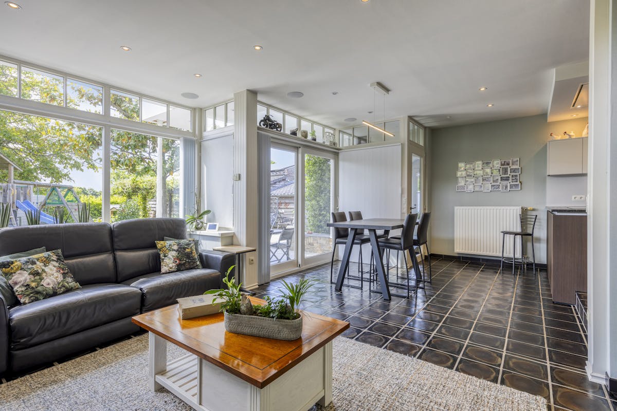 Riante woning te koop met veel potentieel voor diverse invullingen - foto 3