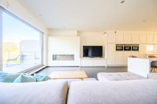 Op zoek naar een energiezuinige woning op een unieke locatie? Dan is deze prachtige woning aan één van de mooiste dijken van België absoluut een bezoek waard. Hou je van natuur, eindeloze wandelingen langs de Schelde en adembenemende zonsondergangen? Dan voel je je hier meteen thuis.<br />Deze moderne woning combineert hedendaags comfort met een warme, gezellige uitstraling. Bovendien werd werkelijk aan alles gedacht om jouw wooncomfort naar een hoger niveau te tillen.<br />We starten onze rondleiding in de inkomhal. Hier vind je een praktische vestiaireruimte en heb je de keuze tussen de trap of de lift naar de eerste verdieping. Dankzij de lift is de woning bovendien volledig rolstoelvriendelijk.<br />Op de eerste verdieping word je verwelkomd in een sfeervolle leefruimte met open keuken. Via de dubbele glazen deur kom je terecht in een lichtrijke woonomgeving waar gezelligheid centraal staat. De hypergeïnstalleerde keuken is een echte blikvanger en biedt alles wat je nodig hebt om culinair te genieten.<br />Aan de ene zijde bevindt zich de eetruimte, de ideale plek voor lange diners met familie en vrienden. Aan de andere zijde werd een praktische bureauruimte voorzien, perfect voor thuiswerk of administratie. Op koudere dagen zorgt de stijlvolle gashaard voor extra sfeer en warmte.<br />Via het schuifraam bereik je het eerste terras. Hier geniet je dagelijks van rust, natuur en het vrolijke gezang van de vogels.<br />Op deze verdieping bevindt zich eveneens een ruime badkamer, uitgerust met een inloopdouche, ligbad en dubbele lavabo. Comfort gegarandeerd.<br />Een verdieping hoger vinden we twee volwaardige slaapkamers, beide voorzien van stijlvolle maatkasten en een zee van ruimte. De slaapkamer aan de achterzijde geniet van een overvloed aan natuurlijk licht en geeft toegang tot een royaal terras. Het uitzicht op de dijk en de Schelde is hier ronduit indrukwekkend.<br />Terug naar het gelijkvloers ontdekken we een ruime garage met tal van opbergmogelijkheden. Ook de wasruimte werd hier praktisch geïntegreerd.<br />Daarnaast beschikt het gelijkvloers over een derde ruime slaapkamer en een tweede, perfect onderhouden badkamer. Ideaal voor gasten, een tiener of gelijkvloers wonen.<br />Via de achterdeur kom je terecht op een ruim terras waar het heerlijk vertoeven is. Denk aan gezellige BBQ-avonden, zonnige aperitieven en ontspannen momenten in alle privacy.<br />Een extra troef? De woning beschikt over drie toiletten, verspreid over de verschillende verdiepingen. Handig voor bewoners én bezoekers.<br />Kwalitatieve materialen, een doordachte indeling en een uitzonderlijk wooncomfort maken van deze woning een echte topper. Dankzij de aanwezige airconditioning in alle ruimtes geniet je bovendien ook tijdens warme zomerdagen van een aangenaam binnenklimaat.<br />Daarnaast is de woning uitgerust met een warmtepomp en zonnepanelen. Zo ben je klaar voor de toekomst én houd je jouw energiekosten onder controle.<br />