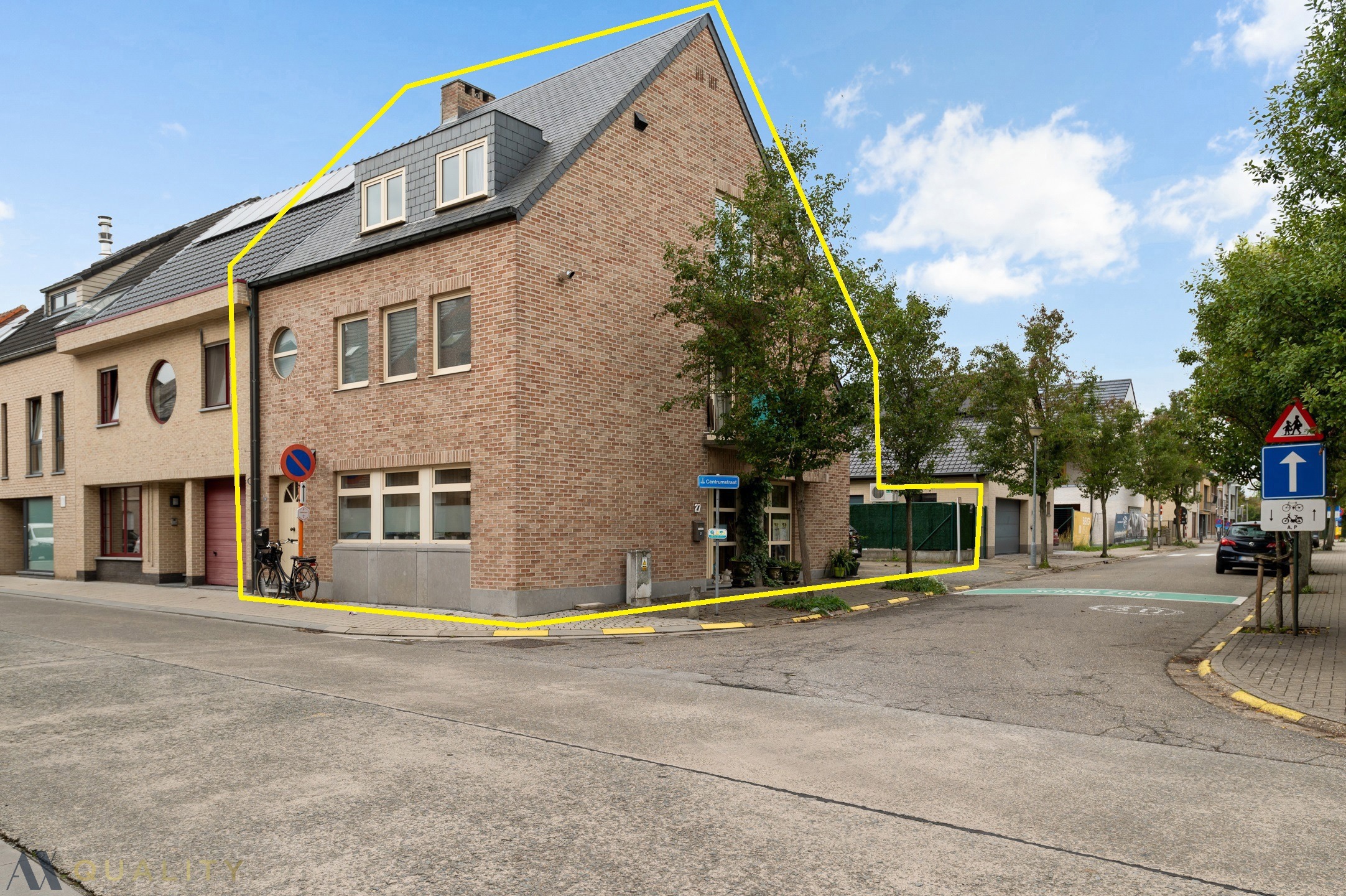 Centraal gelegen opbrengstgebouw met 2 appartementen (GLV met 1 slpk. en triplex met 3 slpk.) en 2 staanplaatsen - foto 1