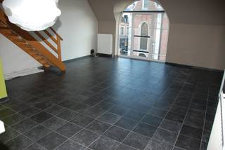 Ruim duplex appartement een gebouw met lift, in hartje Reet!  Dit appartement bevindt zich op wandelafstand van alle winkels, verschillende scholen en de bushaltes.  Er is parkeergelegenheid aan de overkant van de straat.  Indeling: 2eV: leefruimte met open keuken, een apart toilet, een ruim terras, de 1e slaapkamer met douchekamer en een berging/wasplaats. 3eV: de 2e grote slaapkamer van 26m2 en een modern ingerichte badkamer. De maandelijkse kosten bedragen €70,-. 3 maanden huurwaarborg.  Het appartement is beschikbaar vanaf 1/09/2026.  
