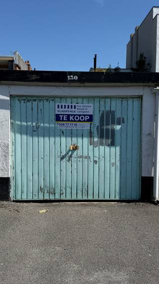 Ruime en praktisch gelegen garagebox in de Ollevierlaan 26 te 8660 De Panne.<br /><br />De garagebox beschikt over volgende afmetingen:<br />Lengte: 5,20 m<br />Breedte: 2,70 m<br />Hoogte tot aan de poort: 1,90 m<br /><br />Ideaal als veilige parkeerplaats, berging of extra opslagruimte aan de kust.<br />Contacteer ons vandaag nog voor een bezoek ter plaatse!