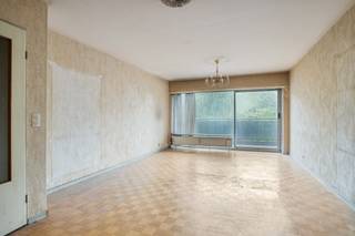 <p>Dit te renoveren appartement met twee slaapkamers in Anderlecht geniet van een uitstekende ligging tegenover shoppingcentrum Westland en vlak bij winkels, scholen en openbaar vervoer. Dankzij de centrale locatie en de vlotte bereikbaarheid vormt deze eigendom een interessante opportuniteit voor zowel eigen bewoning als investering. </p><p></p><p>Het appartement bevindt zich op de tweede verdieping van een goed onderhouden residentie en beschikt over een praktische indeling. Bij het binnenkomen word je verwelkomd in een ruime inkomhal die toegang biedt tot de verschillende ruimtes van het appartement. </p><p></p><p>De aparte keuken geeft uit op het terras aan de achterzijde van het gebouw. Aansluitend bevindt zich de ruime leefruimte die dankzij het grote schuifraam veel zonlicht aantrekt en zicht heeft op de naastgelegen groenzone. </p><p></p><p>Verder beschikt het appartement over twee slaapkamers. Beide kamers hebben toegang tot het terras aan de voorzijde, wat zorgt voor extra lichtinval en een mooie connectie met de buitenruimte. De badkamer is uitgerust met een ligbad en daarnaast is er een apart toilet aanwezig voor extra comfort. </p><p></p><p>Een private kelderruimte biedt bijkomende bergruimte en vormt een praktische meerwaarde. Dankzij de aanwezigheid van twee terrassen aan zowel de voor- als achterzijde van het gebouw kan je op elk moment van de dag genieten van buitenruimte. </p><p></p><p>Mits renovatie is dit appartement uiterst geschikt om een rendabele investering te vormen of als praktische uitvalsbasis bij eigen bewoning. </p><p></p><p>EPC: 292 kWh/m² (F) </p><p>Elektrische installatie niet conform AREI.</p>