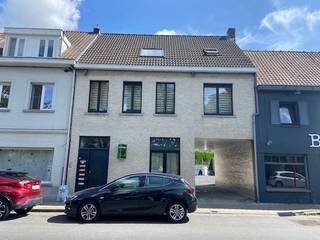 Op een toplocatie nabij het station, winkels, scholen en alle nodige faciliteiten, bieden wij u dit gelijkvloers verhuurde appartement met één slaapkamer aan. Een uitstekende kans voor investeerders die op zoek zijn naar een zorgeloze opbrengsteigendom.<br /><br />Indeling:<br /><br />- Lichtrijke leefruimte met open, ingerichte keuken<br />- Slaapkamer met aangename lichtinval<br />- Badkamer voorzien van douche, lavabo en toilet<br /><br />Troeven:<br /><br />- Asbestveilig<br />- Veel natuurlijk licht<br />- Uitstekende bereikbaarheid met zowel openbaar vervoer als de wagen<br />- Mogelijkheid tot aankoop van een privatieve garage met sectionale poort voor €30.000<br />- Gelegen in een kleinschalige residentie van slechts 5 appartementen en 4 garages
