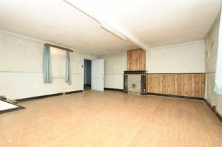 Deze woning biedt tal van mogelijkheden voor wie graag een renovatieproject aangaat of op zoek is naar een perceel voor een open bebouwing.<br />Dankzij de gunstige regeling kan je bovendien genieten van het <strong>6% BTW-tarief bij afbraak en wederopbouw</strong> (onder bepaalde voorwaarden).<br />Raming/Offerte afbraak woning ter inzage te verkrijgen via kantoor.<br /><br />Indeling huidige woning:<br />Gelijkvloers: gezellige living, aparte eetkamer, keuken en twee kamers die naar wens kunnen worden ingericht.<br />Eerste verdieping: twee bijkomende kamers.<br />Buitenruimte: ruime tuin met bijgebouw, ideaal als opslag of hobbyruimte.<br /><br />Of je nu kiest om deze woning volledig te renoveren naar eigen smaak, of om een nieuwe thuis te realiseren op dit perceel, hier liggen de mogelijkheden volledig open.<br /><strong>Troeven</strong>:
<ul>
<li>Ruim perceel met tuin en bijgebouw</li>
<li>Mogelijkheid tot 6% BTW-tarief bij afbraak en wederopbouw</li>
<li>Zowel geschikt voor renovatie als nieuwbouw</li>
</ul>
Renovatieverplichting residentiële gebouwen van toepassing. Meer info: https://www.vlaanderen.be/een-huis-of-appartement-kopen/renovatieverplichting-voor-residentiele-gebouwen<br /><br />Ben je op zoek naar een uitdaging met veel potentieel? Plan dan snel een bezoek en ontdek de mogelijkheden!<br />Ben je ook van plan jouw eigendom te verkopen? Maak een afspraak voor een gratis schatting, wij maken er samen een succesverhaal van.