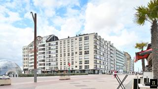 Zonnig 3-slaapkamerappartement met frontaal zeezicht op een toplocatie aan het Albertplein in hartje Zoute.Prachtig appartement met zeezicht en...