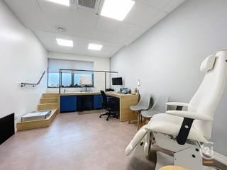 Te koop: Commercieel gelegen handelsruimte in Heusden-Zolder – 170 m² – Toplocatie!<br />Op zoek naar een strategische plek voor uw onderneming? Dit instapklare handelspand van 170 m² in Heusden-Zolder biedt alles wat u nodig heeft om uw zaak te laten groeien.<br />Troeven:<br />📍 Toplocatie aan de Ringlaan – uitstekend bereikbaar én optimaal zichtbaar voor voorbijgaand verkeer.<br />🚗 privatief gebruik 3 privéparkeerplaatsen inbegrepen – comfortabel voor u, uw personeel én uw klanten.<br />🏢 Brede gevelvitrine – maximale etalagewaarde en opvallende uitstraling.<br />❄️ Airco – aangenaam werken het hele jaar door.<br />🛠️ Anders indeelbaar – flexibel in te richten volgens uw behoeften.<br />✅ Instapklaar – direct starten zonder grote verbouwingen.<br /><br />Dankzij de commerciële ligging en uitstekende zichtbaarheid langs een drukke invalsweg is dit pand ideaal voor detailhandel, showroom, kantoor of dienstverlenende activiteit.<br /><br />Mis deze kans niet – een pand op zo’n toplocatie komt zelden op de markt!<br /><br />📞 Contacteer ons vandaag nog voor meer informatie of een bezichtiging: CNETURY 21 Immo K St-Truiden & Tienen - 016/821778 - info@immok.be