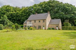 <p><span>Residentieel gelegen villa te Heide-Kalmthout met o.a. lichte leefruimte, 3-4 slaapkamers, 3 badkamers, inpandige garage voor 2 wagens en een grote zolderverdieping die veel mogelijkheden biedt op een perceel van ca. 2.620 m² omgeven door een aangelegde en open tuin nabij het centrum van Heide-Kalmthout en de Kalmthoutse Heide. </span></p><p><span> </span></p><p><span>INDELING</span></p><p><span> </span></p><p><span>Gelijkvloers:</span></p><p><span>Inkomhal met vide, houten trappartij en gastentoilet. Ruime en lichte living onderverdeeld in een zithoek met openhaard, een verhoogde TV-hoek en een eethoek. Aangrenzende keuken voorzien van inbouwapparatuur en schuifdeur naar het terras, naast gelegen berging/wasplaats en vervolgens een ruime inpandige garage voor 2 wagens met automatische poorten en daarboven een ruime bergzolder. De gehele verdieping is op een keramische tegelvloer, de leefruimtes zijn voorzien van vloerverwarming.</span></p><p><span> </span></p><p><span>1e verdieping:</span></p><p><span>Nachthal die uitgeeft op een zeer grote masterbedroom met ingebouwde kasten en aansluitend een badkamer met ligbad, dubbele lavabo en toilet. De masterbedroom is eenvoudig onder te verdelen in 2 slaapkamers.</span></p><p><span>Verder op deze verdieping nog 2 slaapkamers met elk een eigen douchekamer en een apart toilet op de nachthal. De gehele verdieping, met uitzondering van de badkamers, is op parket.</span></p><p><span> </span></p><p><span>Zolder:</span></p><p><span>Middels een vlizotrap vanuit de masterbedroom toegang tot een grote zolderverdieping die veel mogelijkheden biedt zoals extra slaapkamers, hobbyruimte, etc..</span></p><p><span> </span></p><p><span>Tuin:</span></p><p><span>De villa is omgeven door een open tuin en geheel omheind voorzien van elektrische toegangspoort met videofoon, achter de woning een terras en 2 vijvers.</span></p><p><span> </span></p><p><span>Bijzonderheden:</span></p><p><span>- In de vermelde oppervlakte is het exclusieve gebruik van het aangrenzende perceel van ca. 800 m² opgenomen dat momenteel ook onderdeel uitmaakt van de tuin, hoewel deze grond juridisch niet tot het eigendom behoort.</span></p><p><span>- De woning is o.a. voorzien van CV op gas, alarm, waterontkalker,..<br />- De gevel is opgetrokken met authentieke " Brugse Abdijmoef "</span></p><p><span>- Grote zolderverdieping op betonvloer die nader is af te werken maar een zee aan ruimte biedt. </span></p><p><span> </span></p>