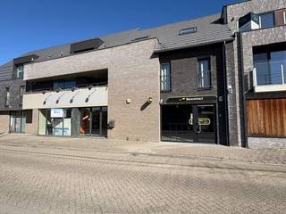 Uniek opportuniteit!! Polyvalente handelsruimte van maar liefst 580 m² op uitstekende locatie te centrum Putte.Dit uitzonderlijk vastgoed is gelegen...