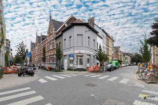 <p><span>Dit handelshuis ligt op een toplocatie in het levendige Borgerhout. Je geniet hier van veel passage, een fijne mix van winkels en horeca en een echte buurtsfeer. Dankzij de vlotte verbinding met de Ring, het stadscentrum en het openbaar vervoer is deze plek makkelijk bereikbaar voor klanten – ideaal voor wie op zoek is naar een goed zichtbare handelslocatie in een dynamische omgeving. </span></p><p><span> </span></p><p><span>Het hoekpand is enkele jaren geleden helemaal opgefrist. Het dak verkeert in goede staat, de elektriciteit is conform en de ramen beschikken over dubbele PVC-beglazing. Het handelsgelijkvloers van zo’n 32 m² is momenteel ingericht als dessertbar, maar biedt een waaier aan mogelijkheden en heeft veel potentieel. Op de twee bovengelegen verdiepingen bevinden zich twee appartementen, die stabiel verhuurd zijn. Ze hebben een oppervlakte van zo’n 38 m² en hebben een identieke indeling met een lichtrijke leefruimte, aparte keuken, badkamer en slaapkamer. </span></p><p><span> </span></p><p><span>Ben je op zoek naar een interessante investering op een dynamische locatie? Mis deze kans niet! Voor meer info of een gratis schatting surf naar www.hansimmo.be</span></p><p><span> </span></p>