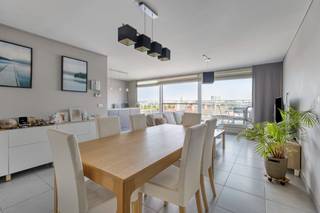 Ben je op zoek naar een instapklaar appartement dat baadt in het licht en beschikt over aangename buitenruimtes? Dan is dit appartement op de...