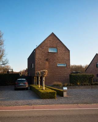 Alle info ook te vinden op achtmeilaan18.beDe woning werd gebouwd in open architectuur met een speelse split-level structuur, wat zorgt voor een...