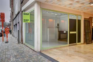 <p><span>Commerciële ruimte op toplocatie ideaal voor kleine zelfstandige of creatieve invulling.</span></p><p><span>In het bruisende centrum van Mechelen, aan de Leermarkt 50, vind je deze compacte commerciële ruimte met een uitstekende zichtbaarheid. Dankzij de centrale ligging en grote raampartijen is dit pand een ideaal uithangbord voor wie zijn activiteit wil vestigen in de binnenstad.</span></p><p><span>De handelsruimte is eenvoudig aanpasbaar is aan verschillende commerciële of dienstverlenende activiteiten. De grote vitrine zorgt voor maximale visibiliteit en veel natuurlijke lichtinval. </span></p><p><span>Troeven:</span><span> </span></p><p><span>- Gelegen in het historische centrum van Mechelen.<br />- Goede visibiliteit dankzij brede vitrine aan de straatzijde.<br />- Ideaal voor kleine zelfstandigen, starters of vrije beroepen.<br />- Flexibel in te richten naargelang de activiteit.<br />- Veel passage en commerciële dynamiek in de directe omgeving.</span></p><p><span>Dit handelspand is perfect voor wie op zoek is naar een kleinschalige commerciële ruimte op een absolute toplocatie. Een uitstekende kans om jouw zaak zichtbaar te maken in Mechelen.</span></p><p><span> </span></p><p><span>Ben jij geïnteresseerd in deze handelsruimte te koop in Mechelen, ben je op zoek naar ander vastgoed, een investering of wens je de waarde van jouw eigendom te kennen? Dan ben je bij </span><span>BOLT Immo</span><span> aan het juiste adres! Wij helpen jou graag verder. </span></p>