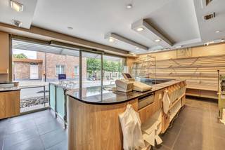 Voor meer info of een bezoek, bel 054 69 39 34 - Op een strategische uitvalsbasis in Denderleeuw bevindt zich deze solide handelswoning...