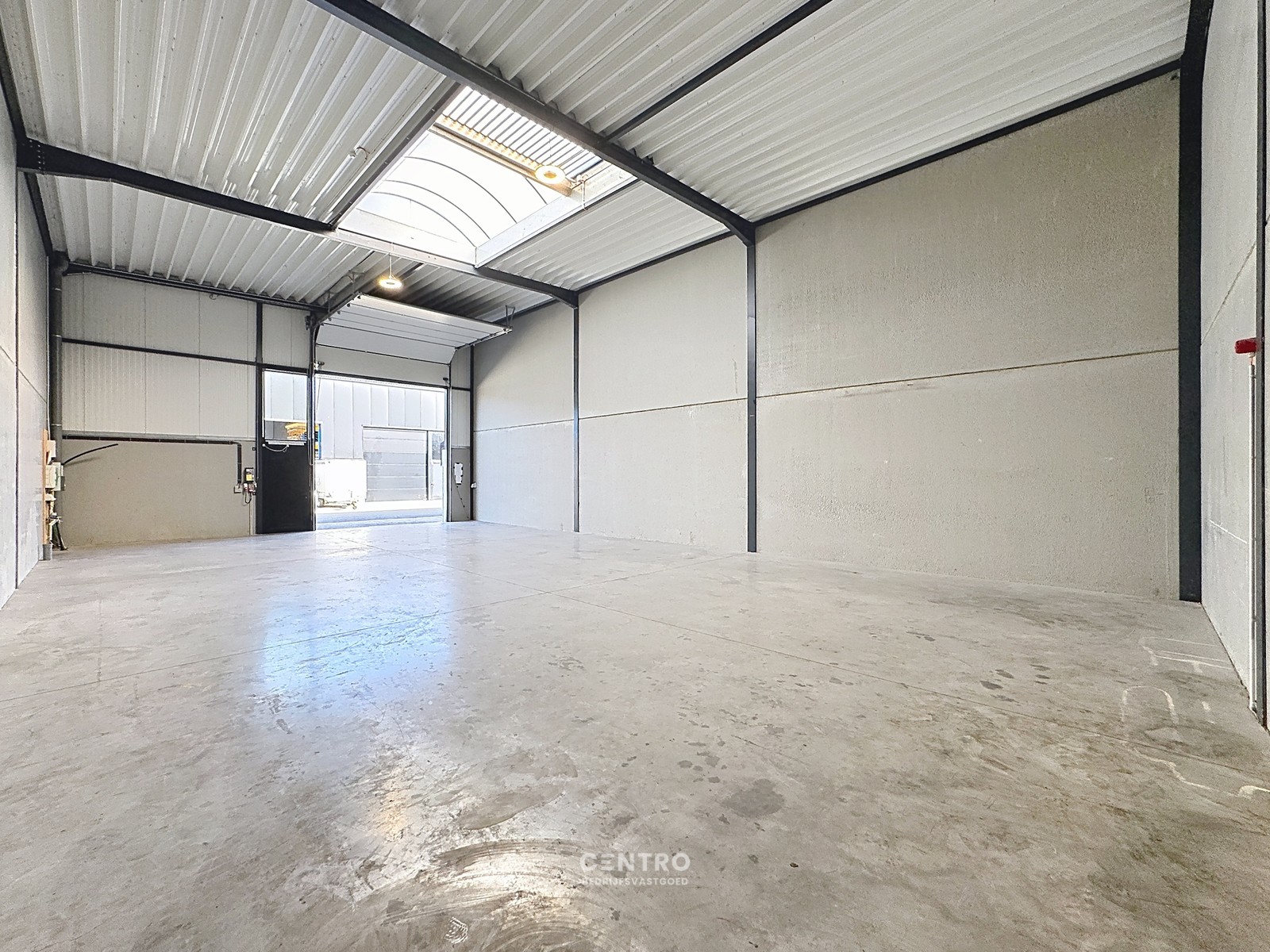 Goed GEISOLEERD MAGAZIJN (180m2) TE HUUR, inclusief private parkeerplaats voor de deur en vrije hoogte 6m op ambachtelijke zone te Ingelmunster. - photo 4