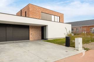 <p><span>Prachtige BEN-nieuwbouwwoning te Houwaart (slechts 2% registratierechten!)</span></p><p><span>Ontdek deze uitstekend afgewerkte nieuwbouwwoning in het hart van Houwaart. De woning werd gebouwd in 2023 en afgewerkt met hoogwaardige materialen en oog voor detail.<br />Bij het betreden komt u in de inkomhal met gastentoilet. De lichtrijke leefruimte met warme parketvloer sluit naadloos aan op de volledig uitgeruste keuken en vormt samen een aangename L-vorm. Dankzij de grote raampartijen geniet u hier van een overvloed aan natuurlijk licht.</span></p><p><span>Aansluitend aan de keuken bevindt zich een praktische berging, ideaal voor extra opslag.<br />Via de stijlvolle houten trap bereikt u de bovenverdieping, waar zich drie volwaardige slaapkamers bevinden. De moderne badkamer is uitgerust met een inloopdouche, toilet en dubbele wastafel.</span></p><p><span>De absolute troef van deze woning is het uitzonderlijk lage E-peil van 5 (EPC 10 kWh/m² jaar). Dit maakt het een energiezuinige BEN-/passiefwoning met een bijzonder laag verbruik.<br />Dit resultaat werd behaald dankzij doorgedreven isolatie, een lucht/water warmtepomp met vloerverwarming, zonnepanelen en een ventilatiesysteem D+.</span></p><p><span>De tuin biedt volop privacy en is volledig aangelegd met een haag en een gezellig terras.<br />Daarnaast beschikt de woning over een aansluitende garage en een oprit met plaats voor twee wagens.</span></p><p><span>Tot slot is er een regenwaterput aanwezig, aangesloten op de toiletten en een buitenkraan.</span></p><p><span>Interesse? Plan snel uw bezoek via 016 15 31 15 of info@immolivit.be</span></p>