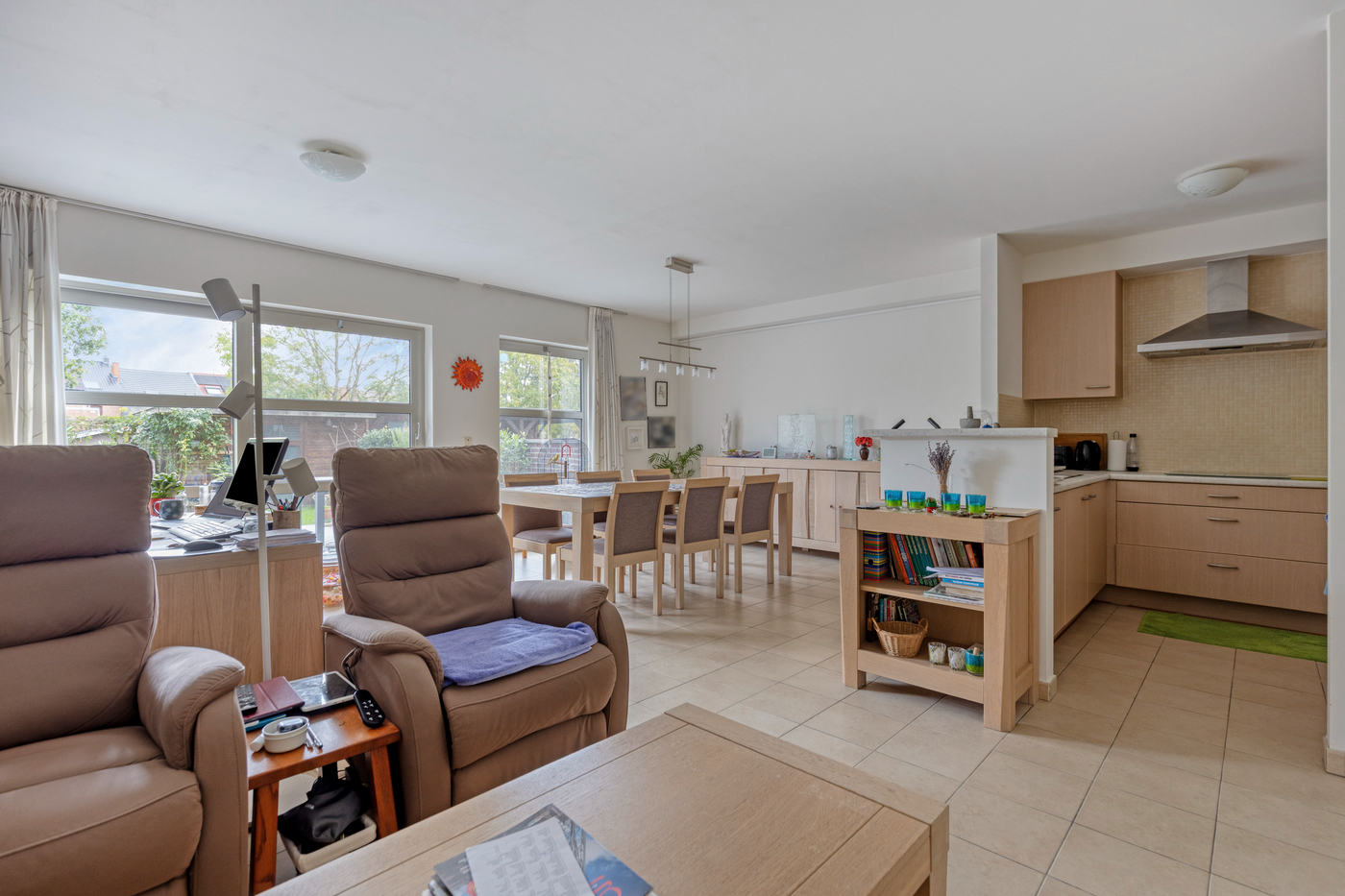 Ruim gelijkvloers appartement met 3 slaapkamers, tuin en garage - foto 2