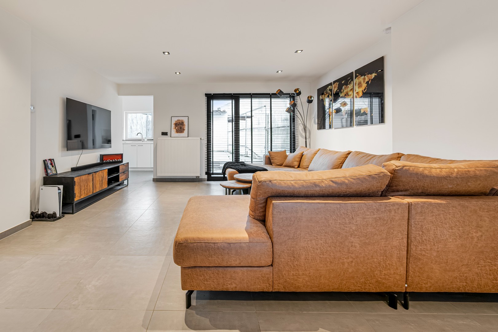 Gerenoveerde starterswoning achterin gelegen met leuk zonneterras en 3 slkmrs! - foto 3